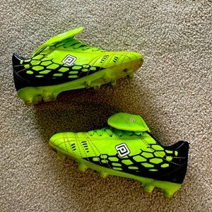Kid soccer spikes/cleats